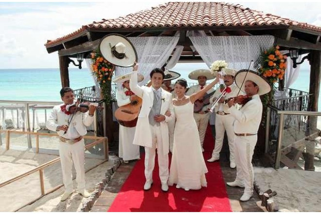 白砂のビーチに面して立つホテルで、ハネムーナー憧れのロイヤルリゾートウエディング。メキシコの音楽マリアッチの音色に心も弾んできます。