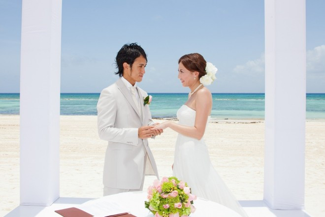 カリブの澄んだ海のすぐそばで叶えるオンザビーチセレモニー。