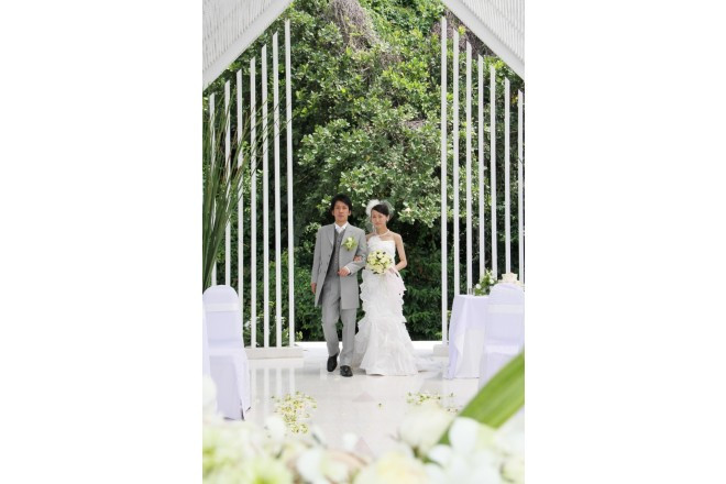 絶景を見渡せる、自然の中に立つウエディングパビリオンでのセレモニー。