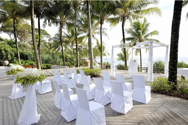 爽やかな風が吹き抜けるオープンエアーの挙式スペース。