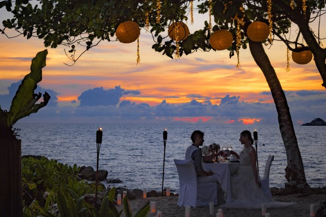 お食事も自慢のリゾート。夜はおふたりだけのロマンティックディナーも素敵