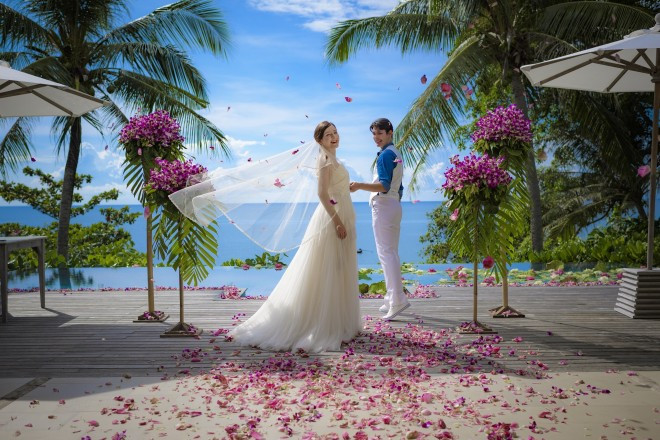心地よい風にそよぐヤシの木と優しいサンセットに包まれて、最高のひと時をお過ごしいただけます。