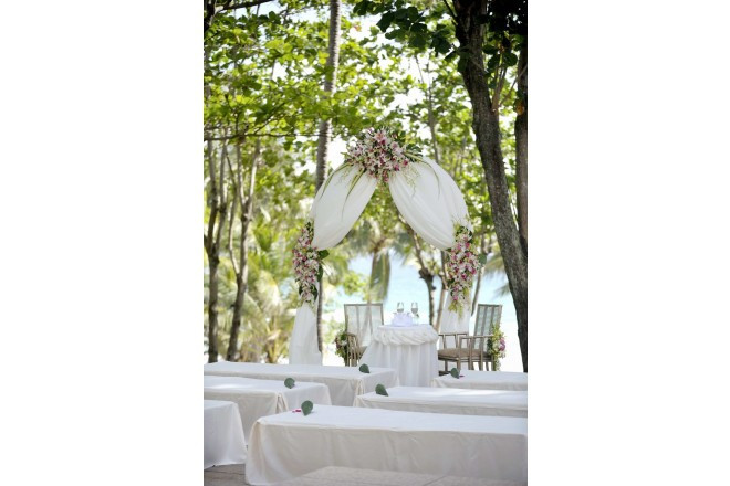 アマンの感性が込められた、ラグジュアリーな装花で心も華やぐセレモニー。