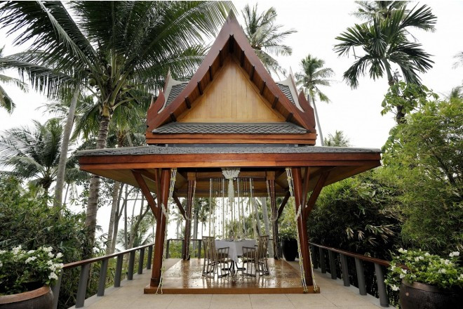 鮮やかな緑の中に立つビーチクラブでのウエディングセレモニー。