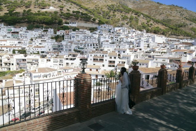 「太陽海岸」コスタ・デル・ソルを望む、真っ白に輝くミハス。