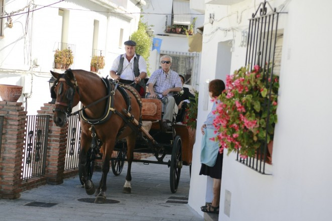 素朴でありながら、眩しく美しい真っ白の村。馬車に乗ってロマンティックなフォトツアーへ。