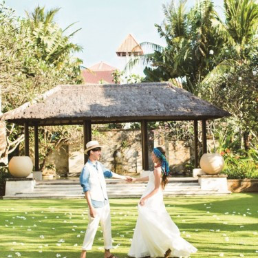 まばゆい輝きの下、バリの景色もふたりの笑顔も色彩にあふれて