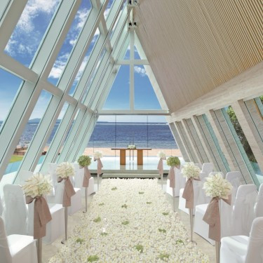 青い空と海がとけあう無限の眺めに澄んだ気持ちで、永遠の愛を誓う