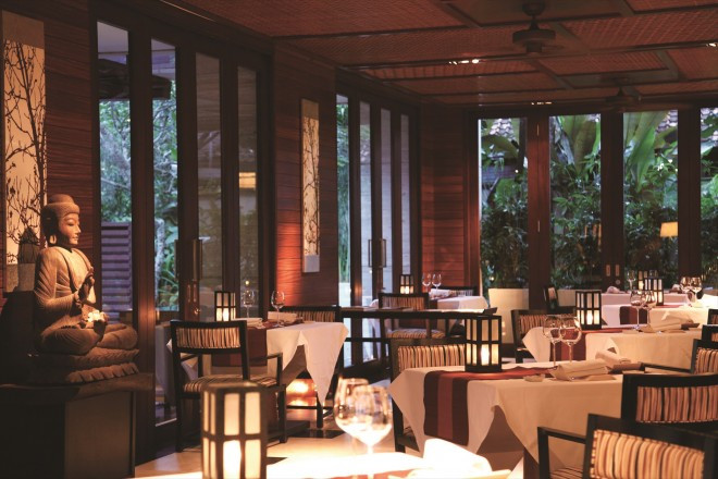 海風を感じる絶好のロケーションで南国の恵みあふれるメニューを満喫。大切なゲストと過ごす笑顔いっぱいのひとときは、かけがえのない一生の宝物。