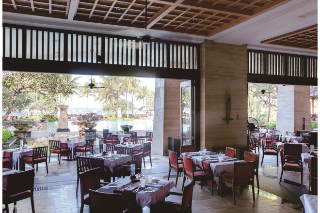 海風を感じる絶好のロケーションで南国の恵みあふれるメニューを満喫。大切なゲストと過ごす笑顔いっぱいのひとときは、かけがえのない一生の宝物。