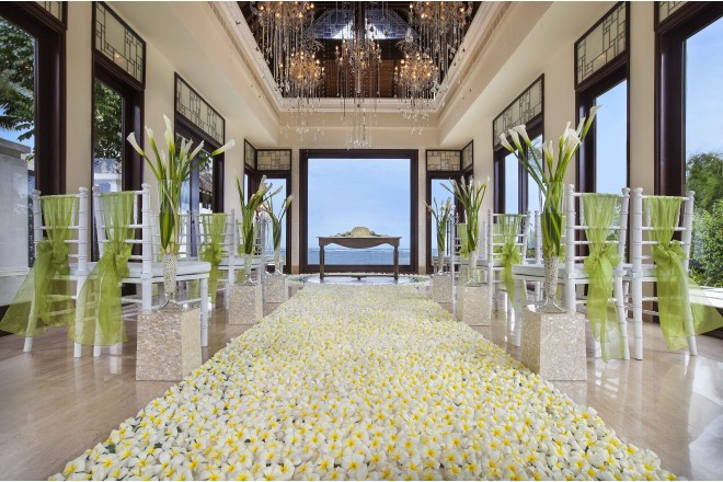 生花でいっぱいのバージンロード