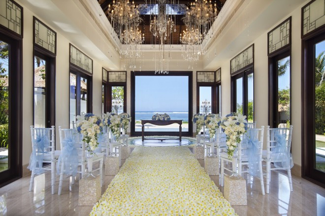 プルメリアがいっぱいのバージンロード