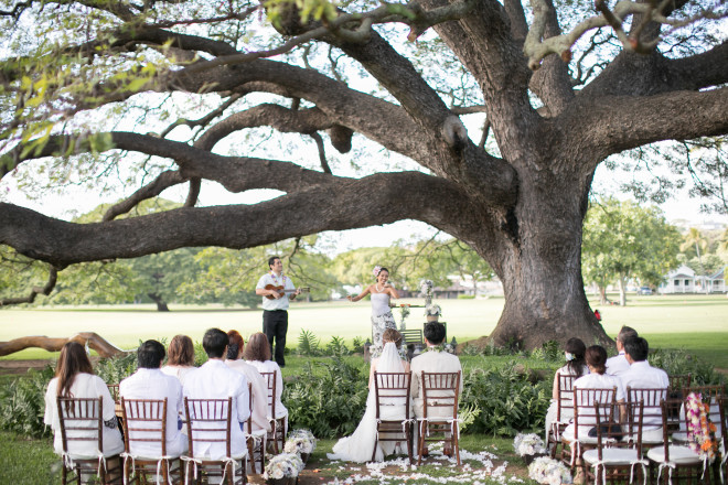 樹齢100年を超えるモンキーポット。フラダンスの聖地としてロコの人々にも愛され続けるこの癒しの地で、青い空と豊かな緑に囲まれ、ハワイアンムードに満ち溢れたロマンティックな時間を。