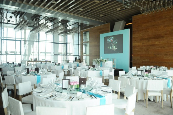 モダンで洗練されたウエディングパーティを叶えてくれるバンケット。