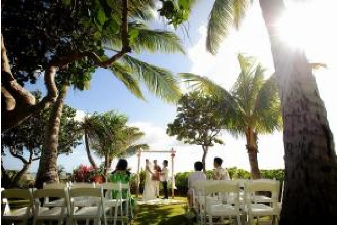 オアフ島晴天率No.1のコオリナリゾートのガーデンで海を目前に愛を誓って