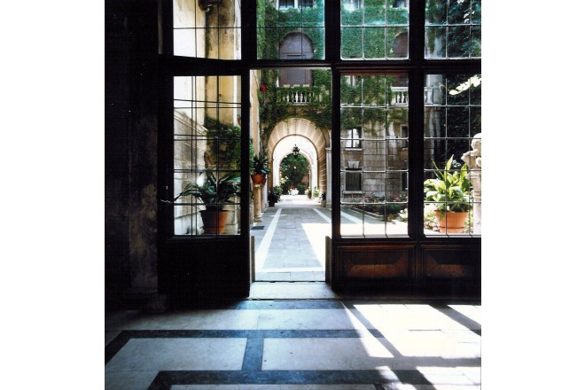 ヴィラやガーデン、ホテル内の麗しいスポットでウエディングセレモニーを。