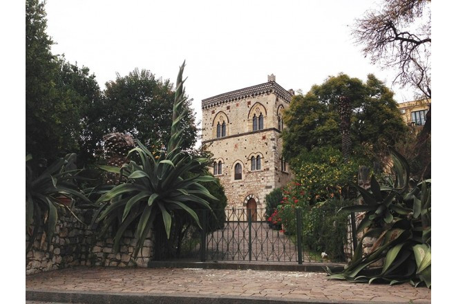 タオルミーナの中心街に佇むシチリアンゴシックの館。