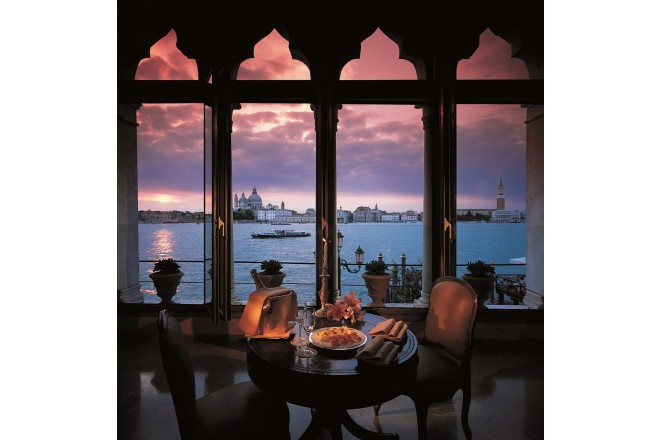 滞在期間中はベネチアの壮麗な眺めと共に。挙式後もドラマチックな余韻に浸って。