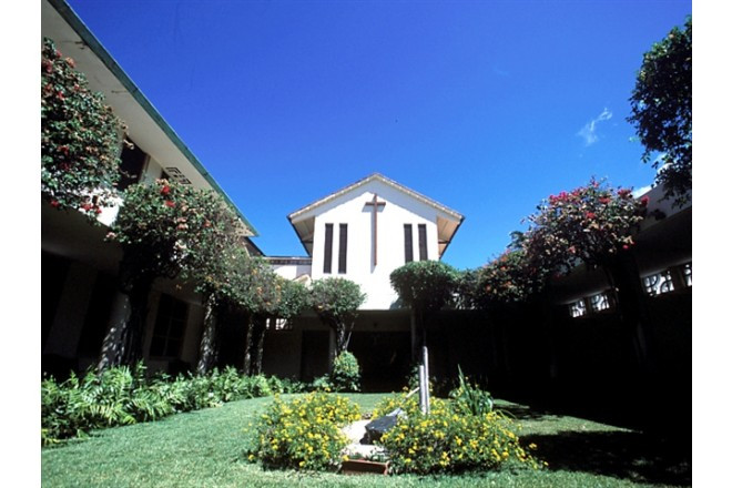 のどかなビクトリアガーデンのある聖学校に併設されている教会