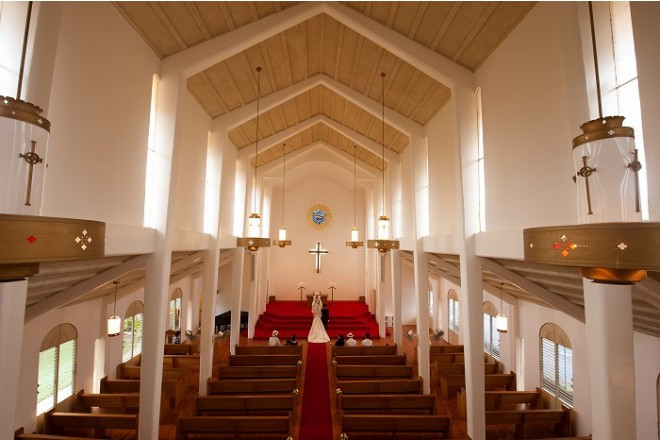 高い天井にパイプオルガンの音色が響き渡り、温かな挙式が叶う。キャペル内観。(RealWeddings)