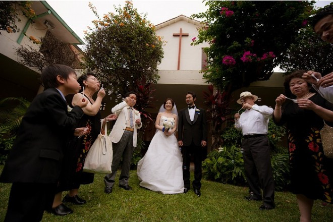 緑豊かで閑静な地に建つ「花の教会」。英国スタイルのガーデンに通年花々が咲き誇る。(RealWeddings)