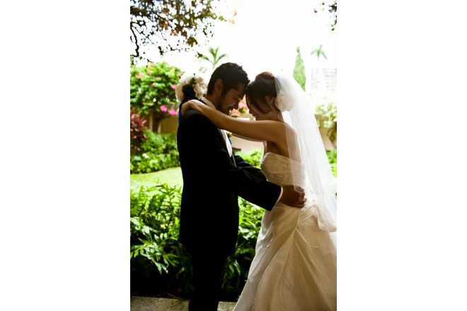 緑豊かで閑静な地に建つ「花の教会」。英国スタイルのガーデンに通年花々が咲き誇る。(RealWeddings)