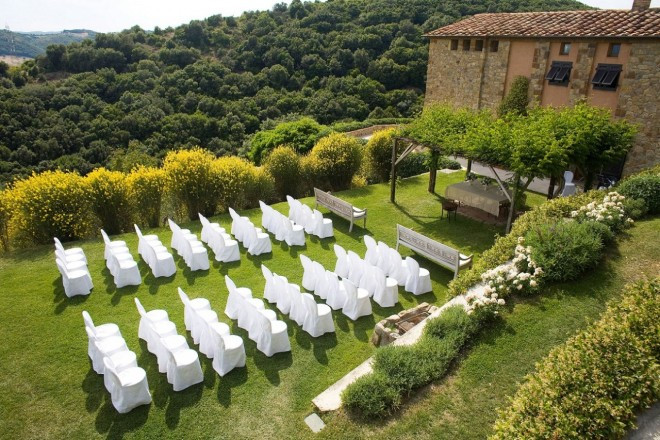 緑の楽園トスカーナの恵みを浴びる開放的なガーデンウエディングとパーティ。