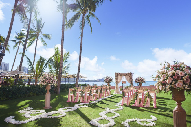 ビーチを臨むオーシャンフロントでウェディングを(オーシャンローン)