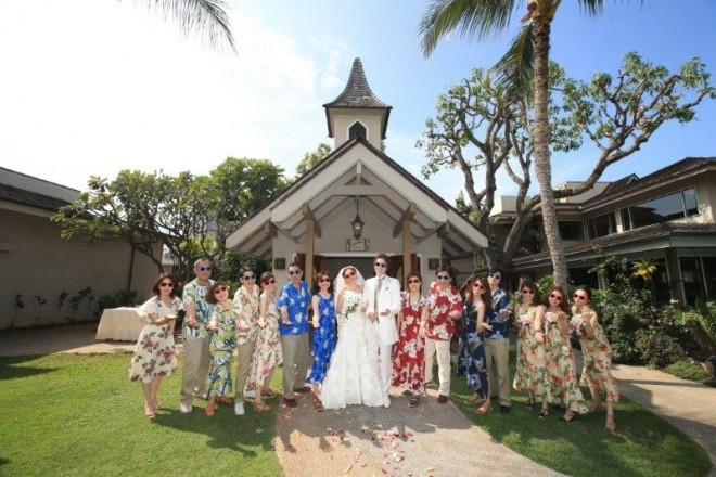 カラフルなムームーとアロハシャツで、記念の一枚!!!
ドレスコードがないのもチャペルウェディングの魅力です★