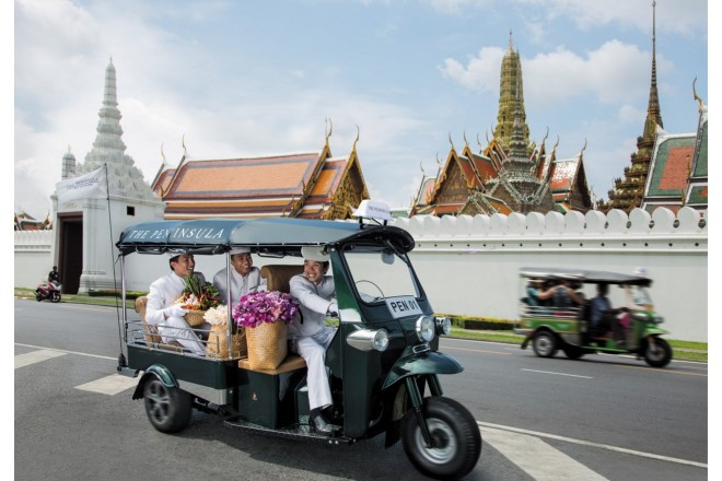 ペニンシュラ仕様のトゥクトゥクで、王宮など市内の名所を巡ります。