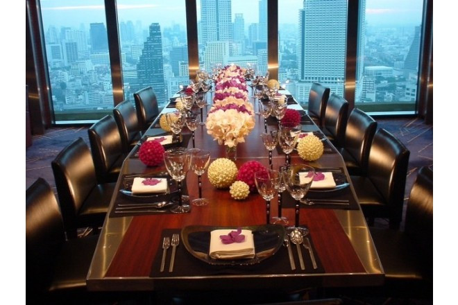 高層階のパーティルームはどこまでもスタイリッシュで大人婚にも最適。