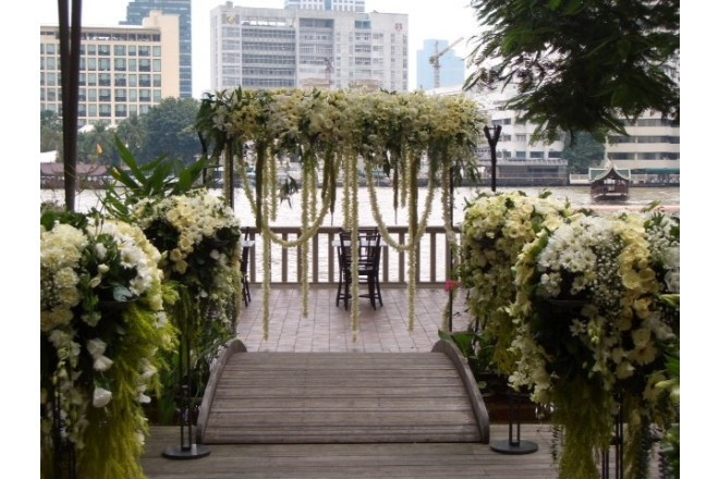 壮大なチャオプラヤ河の流れを前に、永遠の愛を誓う。