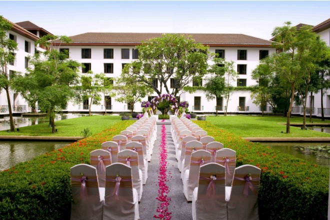 手入れの行き届いた美しいガーデンに敷かれたバージンロード。