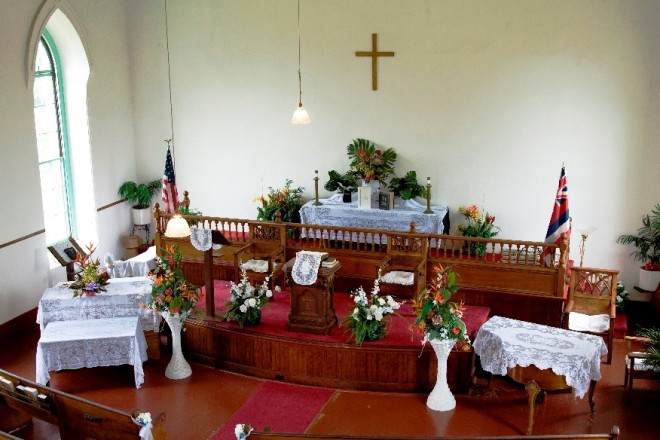 シンプルで温かみのあるカアフマヌ教会の祭壇。