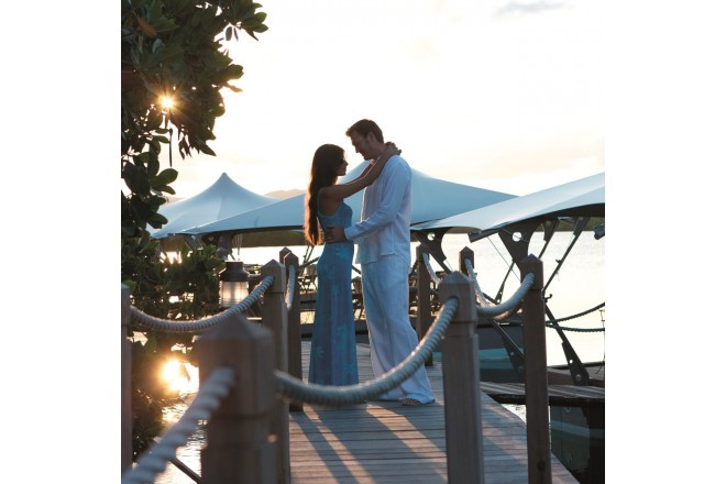 モーリシャスの豪華5つ星ホテルであるコンスタンス ル・プリンス モーリスは、珍しい樹木の生い茂った中に囲まれた広大な土地にあります。優雅で且つ暖かな海の空気がブレンドされた中で海外ウェディングを♡