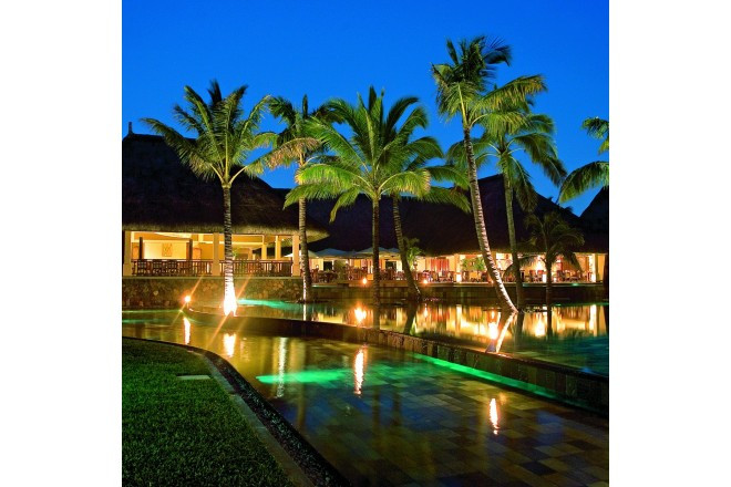 コンスタンス ベルマーレ・プラージュは、モーリシャスの東海岸に位置しチャンピオンシップゴルフコースが併設されている。プライベートプール付きのヴィラは萱葺き屋根の洒落た外観でカップルからの大人気!