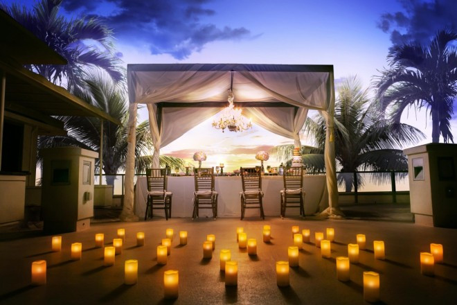 無数のキャンドルに優しく包まれながらのロマンティクディナーで至福のひとときを