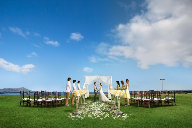 可愛らしいキャノピーにシャンデリアを設置し素敵なウェディングを