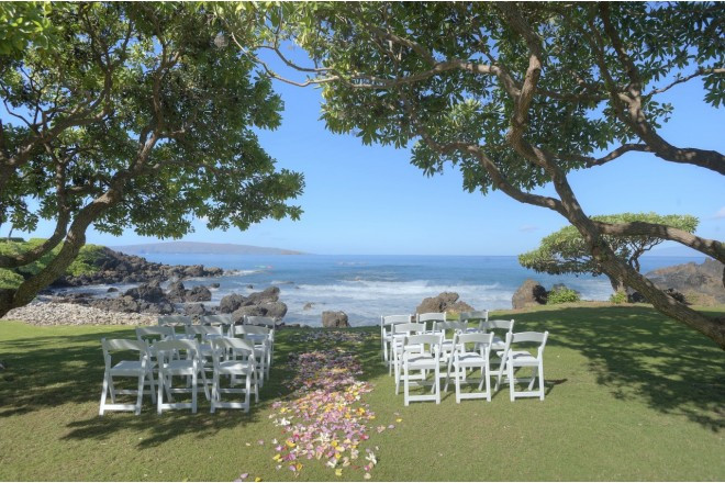 挙式をあげるお庭には大きなプルメリアの木が二本あり、参列者様のための大きな日陰ができます。