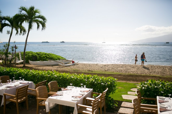 ラハイナ地区で唯一のオーシャンフロントレストラン“pacifico”でのビーチウエディング。式後そのままパーティができるのでゆったり過ごせる。