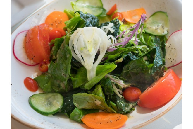 ラハイナ地区で唯一のオーシャンフロントレストラン“pacifico”でのビーチウエディング。式後そのままパーティができるのでゆったり過ごせる。直営農場から届く新鮮な食材の料理にも定評がある。