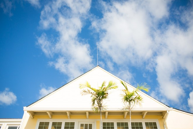 ラハイナ地区で唯一のオーシャンフロントレストラン“pacifico”でのビーチウエディング。式後そのままパーティができるのでゆったり過ごせる。