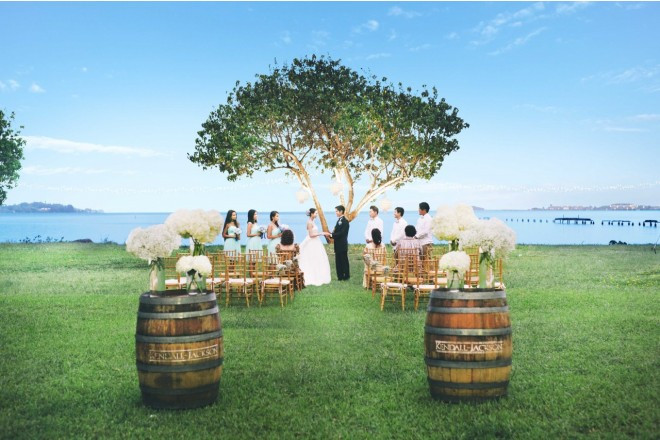 挙式はオーシャンフロントツリーの下で。(キャノピースタイルにもアレンジ可能)