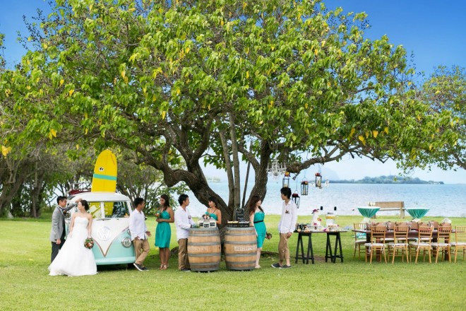 可愛らしいツリーの下でのパーティ