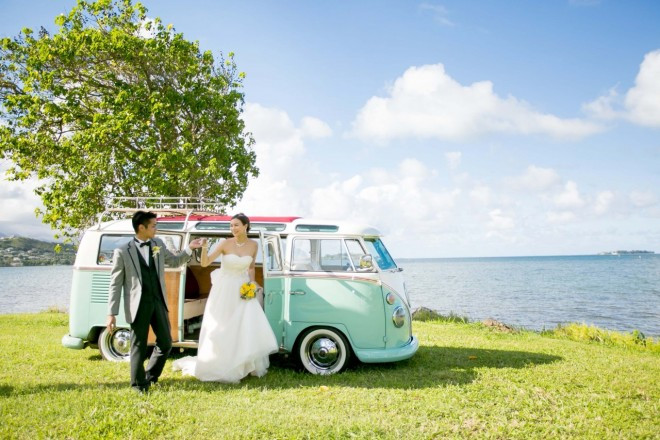 挙式会場までの道のりは、可愛らしいフォルクスワーゲンワゴンで東海岸ドライブも。