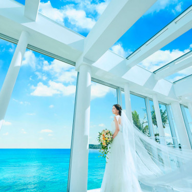 澄み渡る空と海のパノラマに抱かれる開放感に満ちたチャペル