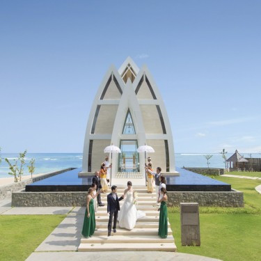 紺碧のインド洋を望む優雅なチャペル