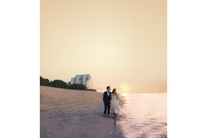 サンセットタイムが海ととけ合いロマンチックな時間を創ります