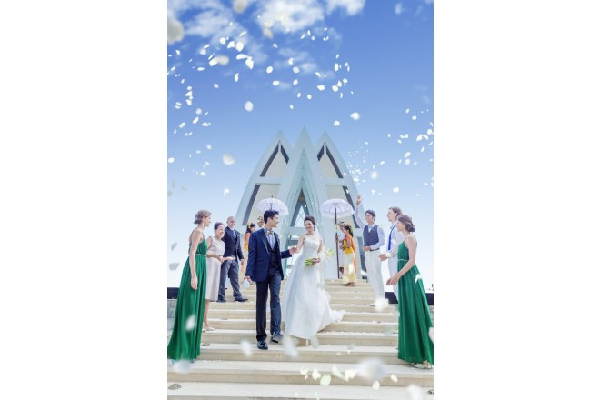 温かく優しい光が迎えるチャペルで愛を誓った後は、祝福のフラワーシャワー