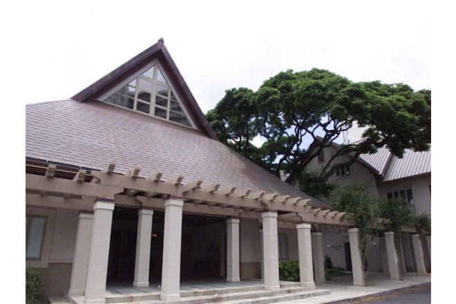 ハワイ王朝のシンボルでもある、ロイヤルパームツリーが茂る広いガーデンに建っています